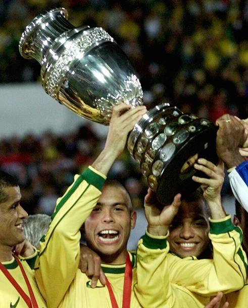 Con al Copa America dopo la vittoria del Brasile in finale contro l&#39;Uruguay nel luglio 1999 (Reuters)